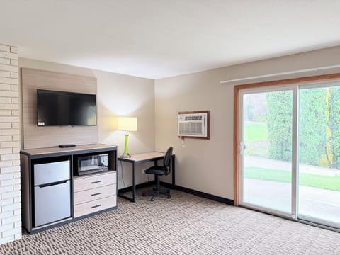Suite, 1 King Bed, Non Smoking, Fireplace | Individually decorated, individually furnished, laptop workspace