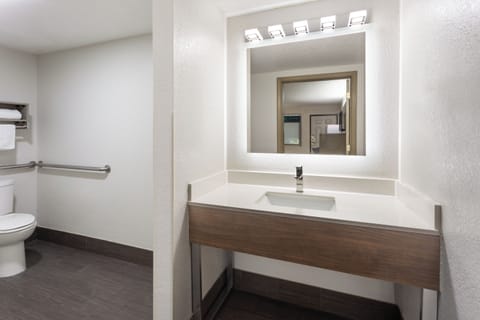 Combined shower/tub, free toiletries, towels