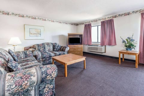 Studio Suite, 1 Queen Bed, Smoking | Desk, iron/ironing board, free cribs/infant beds, free WiFi