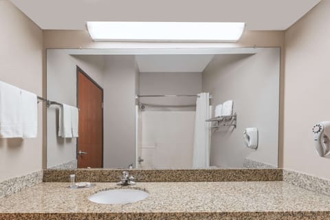 Combined shower/tub, free toiletries, hair dryer, towels