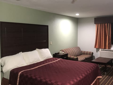Standard Room, 1 King Bed, Non Smoking | Down comforters, desk, iron/ironing board (on request), WiFi (free)