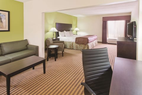 Deluxe Room, 1 King Bed, Non Smoking | Premium bedding, pillowtop beds, desk, blackout drapes