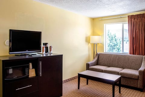 Suite, Non Smoking | Iron/ironing board, free WiFi, bed sheets