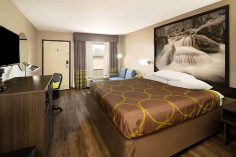 Suite, 1 King Bed, Non Smoking, Ground Floor | Iron/ironing board, rollaway beds, free WiFi, bed sheets