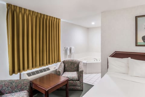 Room, 1 King Bed, Non Smoking, Jetted Tub | 1 bedroom, soundproofing, cribs (free), rollaway beds (surcharge)