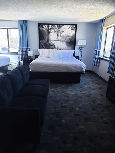 Studio Suite, Multiple Beds, Non Smoking | Blackout drapes, free cribs/infant beds, rollaway beds, free WiFi