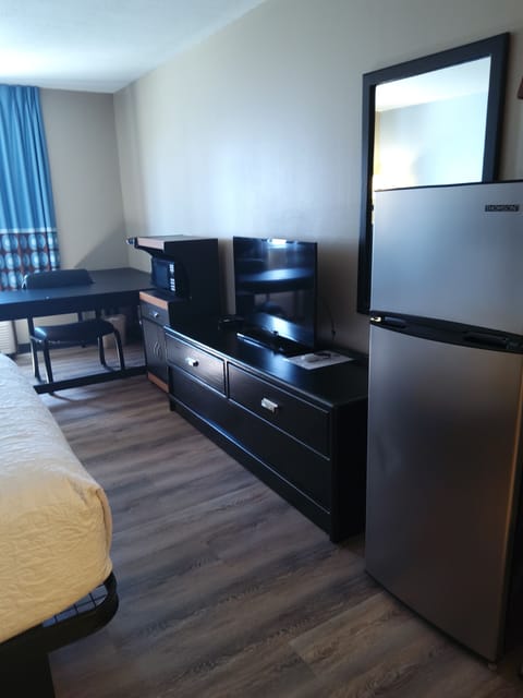 Business Room, 1 Queen Bed, Non Smoking | Living area | 43-inch TV with satellite channels