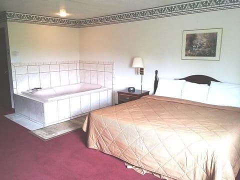 Suite | Desk, free WiFi, bed sheets