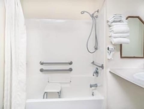 Room, 1 Queen Bed, Accessible, Non Smoking (Tub with Grab Bars) | Bathroom | Free toiletries, hair dryer, towels