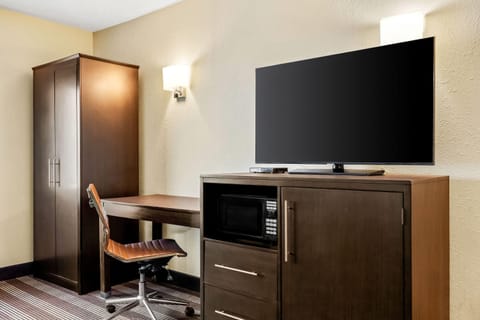 Room, 1 King Bed, Accessible, Non Smoking (Mobility Accessible) | Desk, iron/ironing board, free WiFi, bed sheets