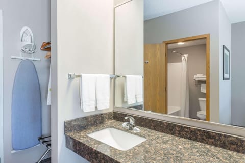 Combined shower/tub, free toiletries, towels