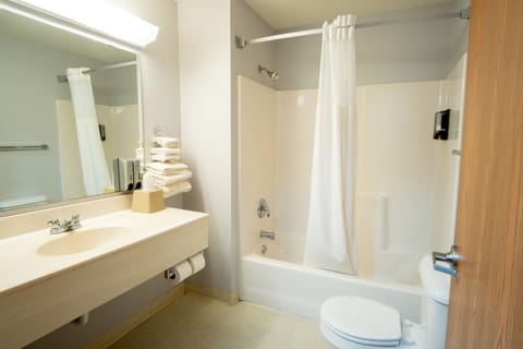 Combined shower/tub, rainfall showerhead, designer toiletries