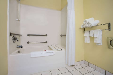 Room, 1 Queen Bed, Accessible, Non Smoking | Bathroom | Combined shower/tub, hair dryer, towels