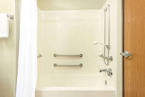 Combined shower/tub, towels