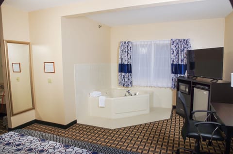Suite, 1 King Bed, Jetted Tub | Desk, blackout drapes, soundproofing, iron/ironing board