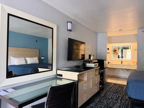 Deluxe King Room, 1 King Bed, Refrigerator (Full Hot Breakfast Included) | Iron/ironing board, free WiFi, bed sheets