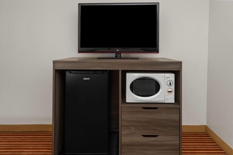 Standard Room, 1 King Bed | Desk, blackout drapes, free cribs/infant beds, free rollaway beds