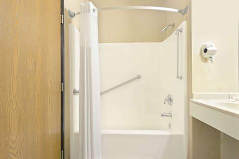 Combined shower/tub, free toiletries, hair dryer, towels