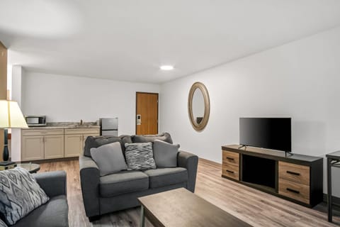 Standard Room, 1 King Bed, Non Smoking, Jetted Tub | Desk, free WiFi, bed sheets