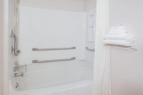 Room, 1 Queen Bed, Accessible, Non Smoking (Mobility,Tub w/Grab Bars) | Accessible bathroom