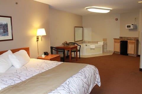 Deluxe Room, 1 King Bed, Hot Tub | Free WiFi, bed sheets