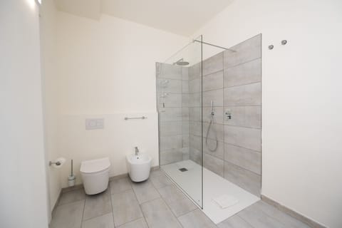 Comfort Room | Bathroom | Shower, hair dryer, bidet, towels