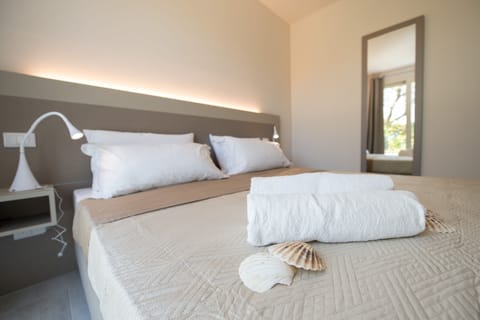 City Room | Minibar, bed sheets