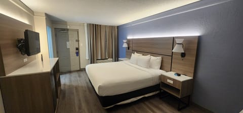 Premium bedding, desk, iron/ironing board, free cribs/infant beds