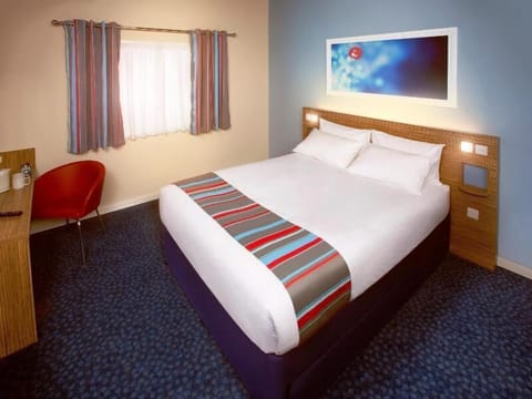 Desk, rollaway beds, WiFi