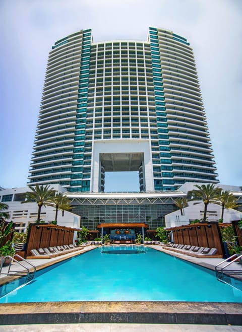 5 restaurants, breakfast, lunch served; American cuisine