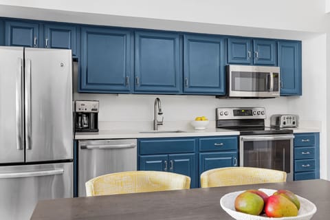 Full-size fridge, microwave, oven, stovetop