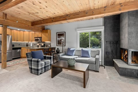 Standard Studio Suite | Private kitchen | Fridge, microwave, oven, stovetop