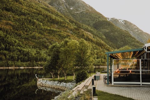 2 restaurants, lunch, dinner served; local cuisine