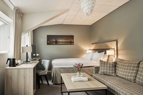 Room, River View (DeLux) | Pillowtop beds, desk, free WiFi, bed sheets