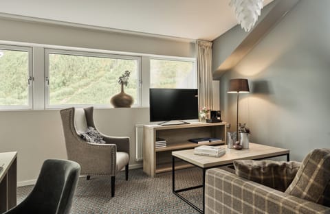 Suite (Modern) | Pillowtop beds, desk, free WiFi, bed sheets