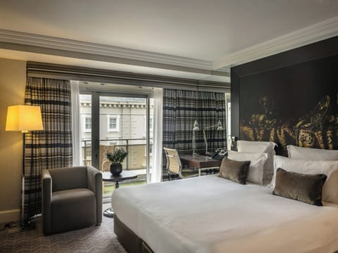 Executive Room | Minibar, in-room safe, desk, soundproofing