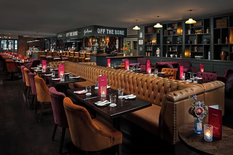 2 restaurants; lunch and dinner served
