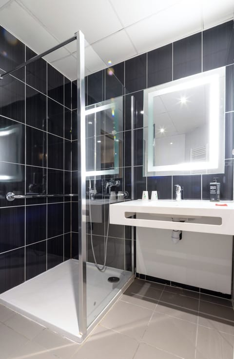 Deluxe Quadruple Room | Bathroom | Eco-friendly toiletries, hair dryer, towels