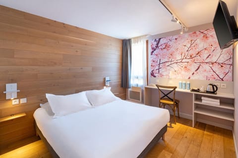 Standard Room, 1 Queen Bed, Non Smoking | Individually decorated, individually furnished, desk, soundproofing