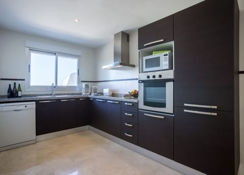 Deluxe Apartment, 3 Bedrooms, Sea View (Con Acceso Spa) | Private kitchen | Fridge, microwave, oven, stovetop