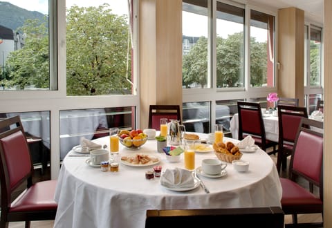 Daily buffet breakfast for a fee