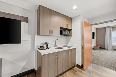 In-room safe, desk, laptop workspace, iron/ironing board