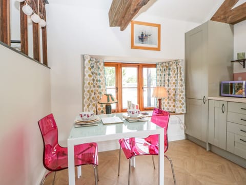 Cottage | Private kitchen | Fridge, electric kettle, toaster, cookware/dishes/utensils