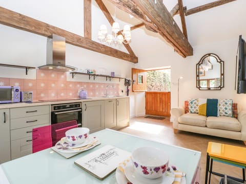 Cottage | Private kitchen | Fridge, electric kettle, toaster, cookware/dishes/utensils