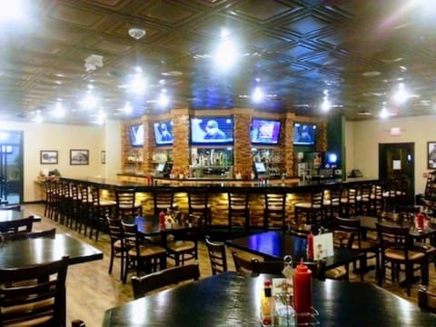 Serves breakfast, lunch, and dinner