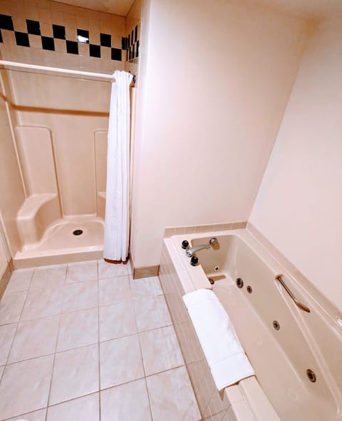 Standard Suite, 1 King Bed | Bathroom | Deep soaking tub, free toiletries, hair dryer, towels