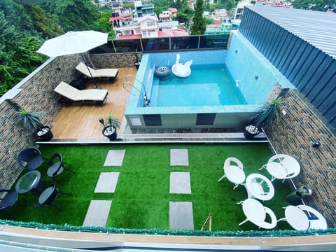 Swim-up bar