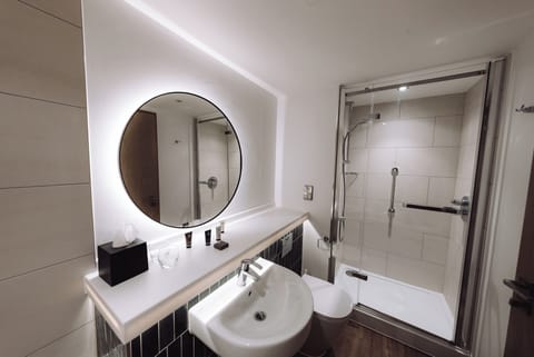 Deluxe Double or Twin Room | Bathroom | Combined shower/tub, hair dryer, towels, soap