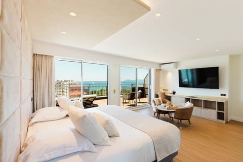 Junior Suite, Sea View | Minibar, in-room safe, blackout drapes, soundproofing