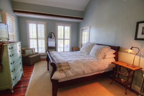 Honeymoon Single Room, 1 Queen Bed, City View | Individually decorated, individually furnished, iron/ironing board